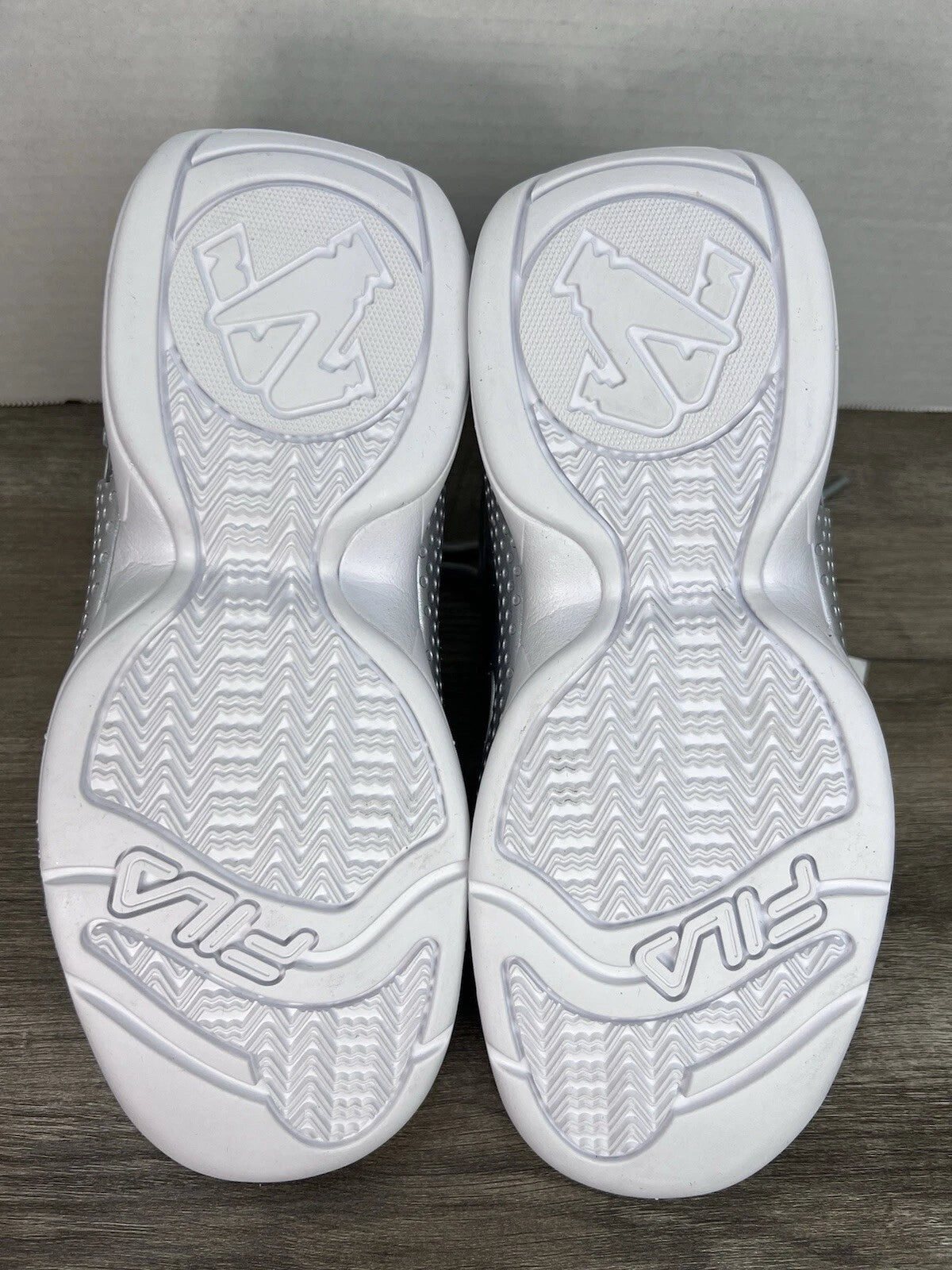 Fila Grant Hill 3 Silver Metallic 1BM01759-050 Men’s Size 6.5 Basketball Shoe